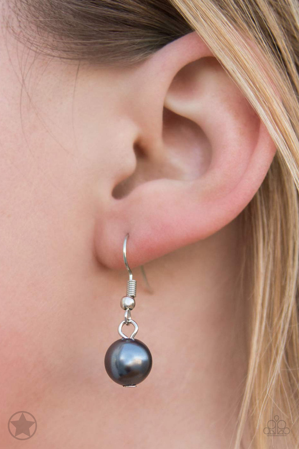 Lady In Waiting - White/Gray Pearl necklace