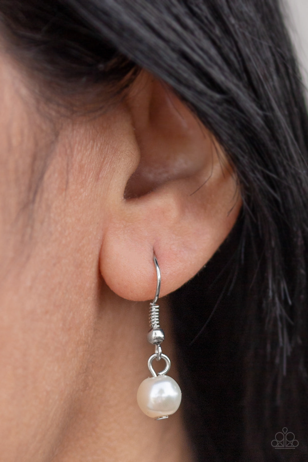 Bow Before The Queen - White pearls/ White rhinestones necklace