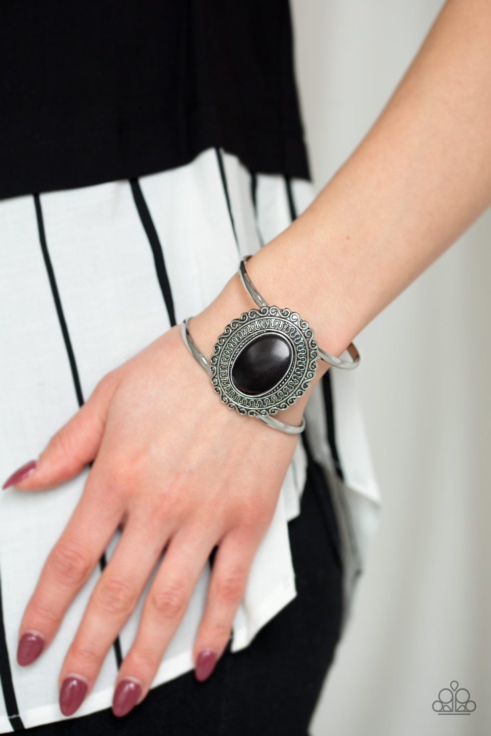 Extra EMPRESS-ive - Black cuff bracelet