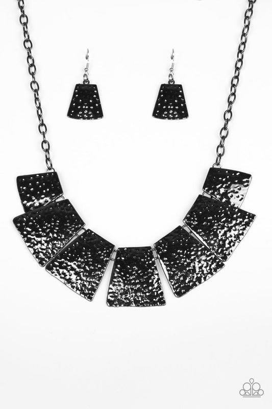 Here Comes The Huntress - Black/Gunmetal necklace