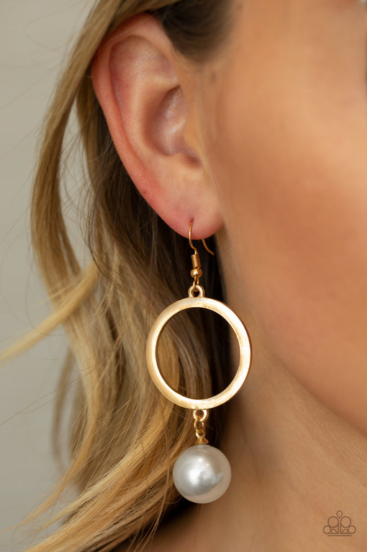 SoHo Solo - Gold pearl earrings