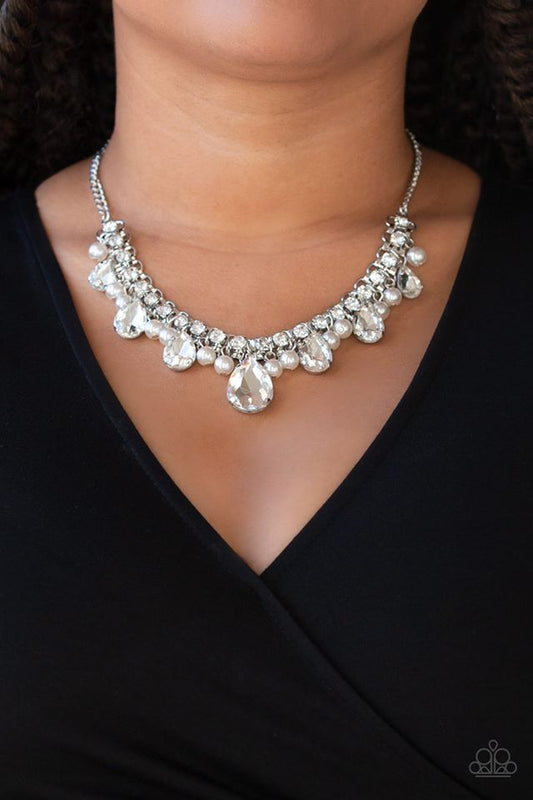 Knockout Queen - White necklace