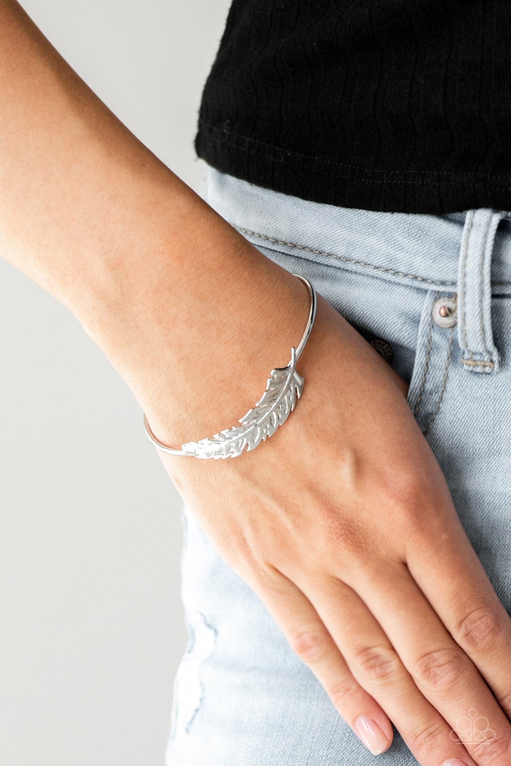 How Do You Like This FEATHER – Silver cuff bracelet