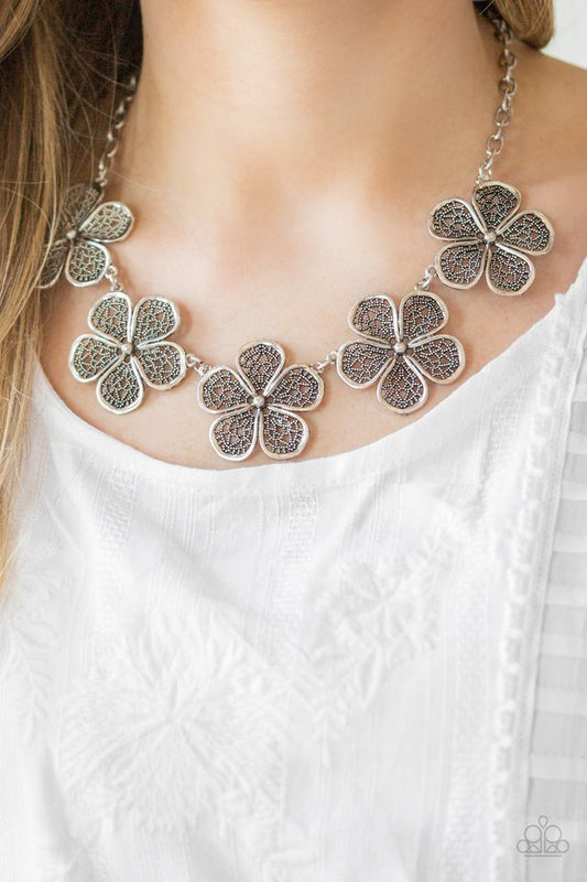 No Common Daisy - Silver necklace
