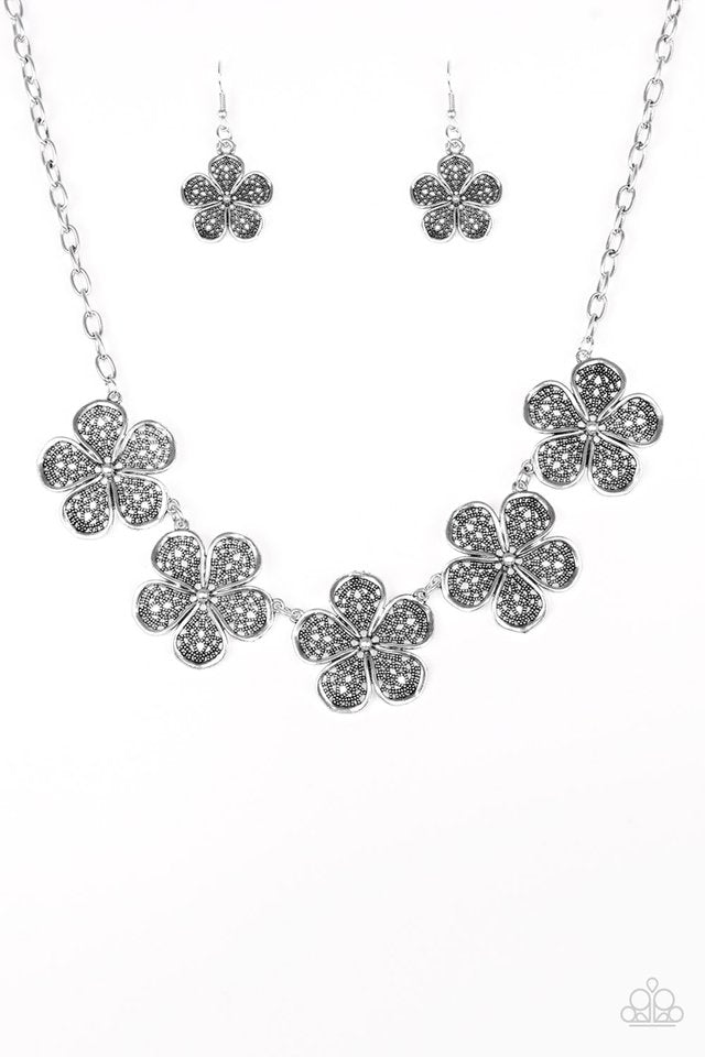 No Common Daisy - Silver necklace